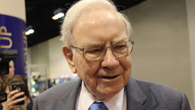 2 Warren Buffett Stocks to Buy Hand Over Fist and 1 To Avoid