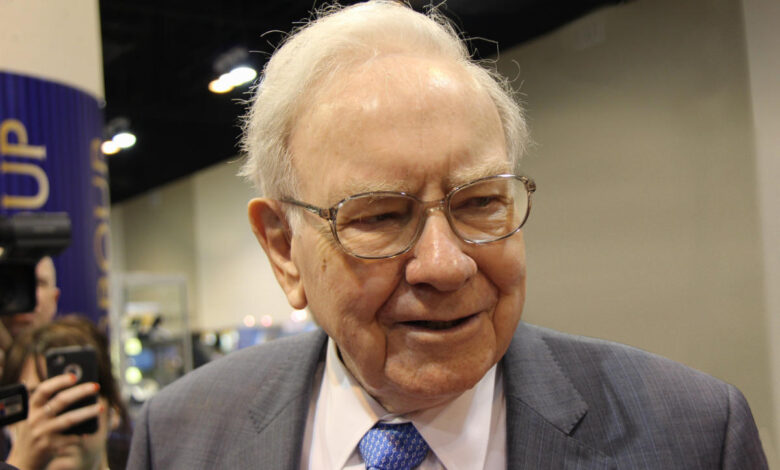 2 Warren Buffett Stocks to Buy Hand Over Fist and 1 To Avoid