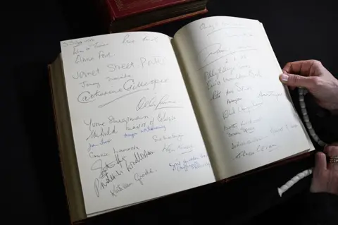 Women's signatures in the 10 Downing Street visitors book