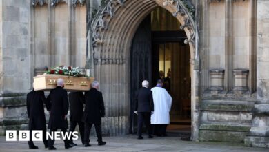 Tony Blair praises 'extraordinary' John Prescott at funeral