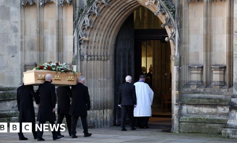 Tony Blair praises 'extraordinary' John Prescott at funeral