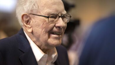 Warren Buffett amasses more cash and sells more stock, but doesn't explain why in annual letter