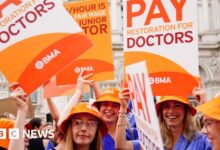 Doctors threaten strike action after 4% pay offer