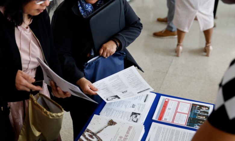 It's a ‘low firing, low hiring’ job market, economist says: Here's how to land a new gig anyway