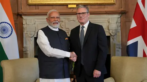 Getty Images India's Prime Minister Narendra Modi and UK Prime Minister Sir Keir Starmer shake hands