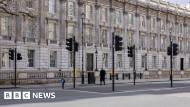 What happens inside the government's crisis room