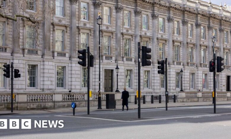 What happens inside the government's crisis room