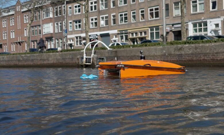 The floating robot collecting rubbish in our waterways